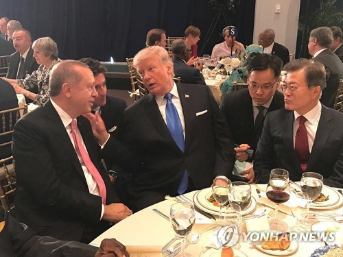 유엔 본부 만찬장에서 대화를 나누는 韓·美·터키 정상
