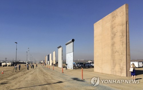 미국-멕시코 국경에 설치될 '트럼프 장벽' 시제품 모형들