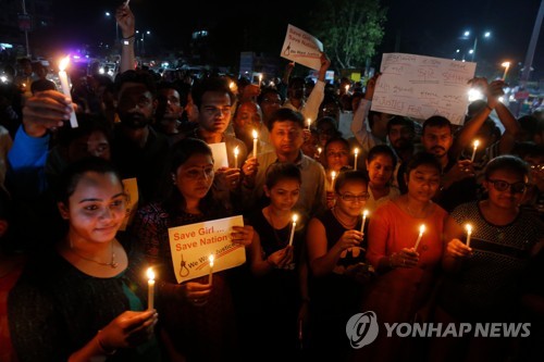 인도 아메다바드서 아동 성폭행 항의시위 2018.4.15