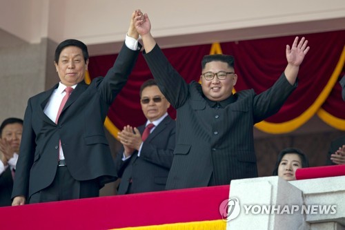 인사하는 김정은 리잔수
