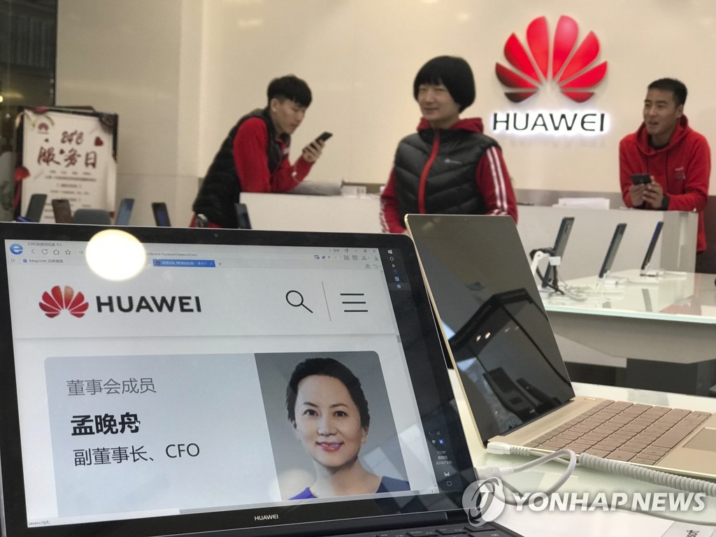 6일 베이징의 화웨이 매장에 전시된 노트북에 멍완저우 CFO의 사진이 보이고 있다. [AP=연합뉴스]