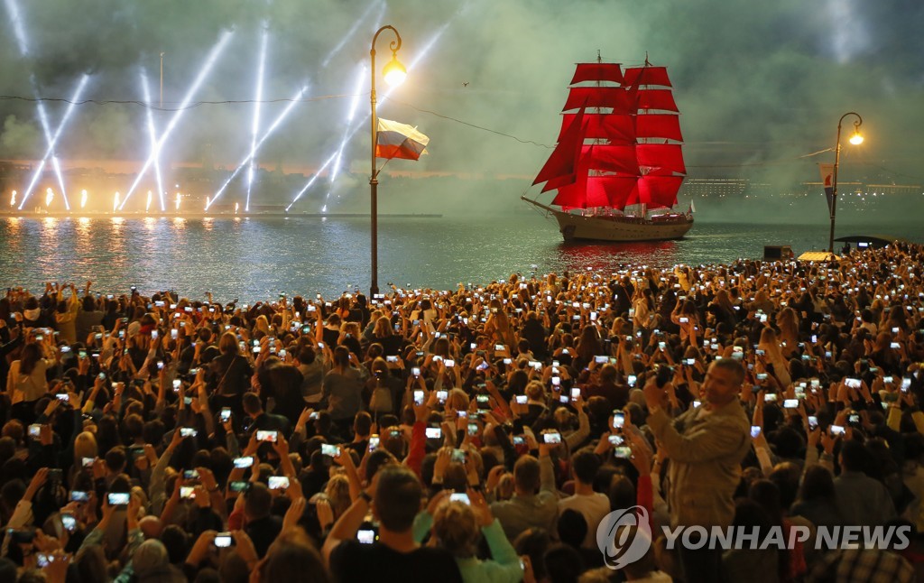 러시아 '붉은 돛 축제' 즐기는 인파