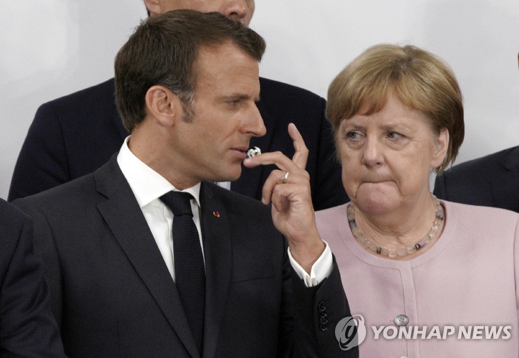 2019년 6월 29일 에마뉘엘 마크롱 프랑스 대통령(왼쪽)과 앙겔라 메르켈 독일 총리(오른쪽)가 일본 오사카에서 열린 주요 20개국(G20) 정상회의에서 이야기를 나누고 있다. [AP=연합뉴스자료사진]