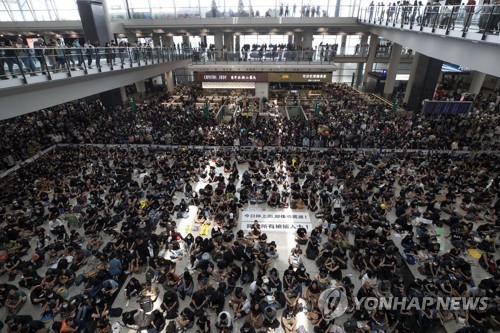 홍콩공항 점령한 송환법 반대 시위대