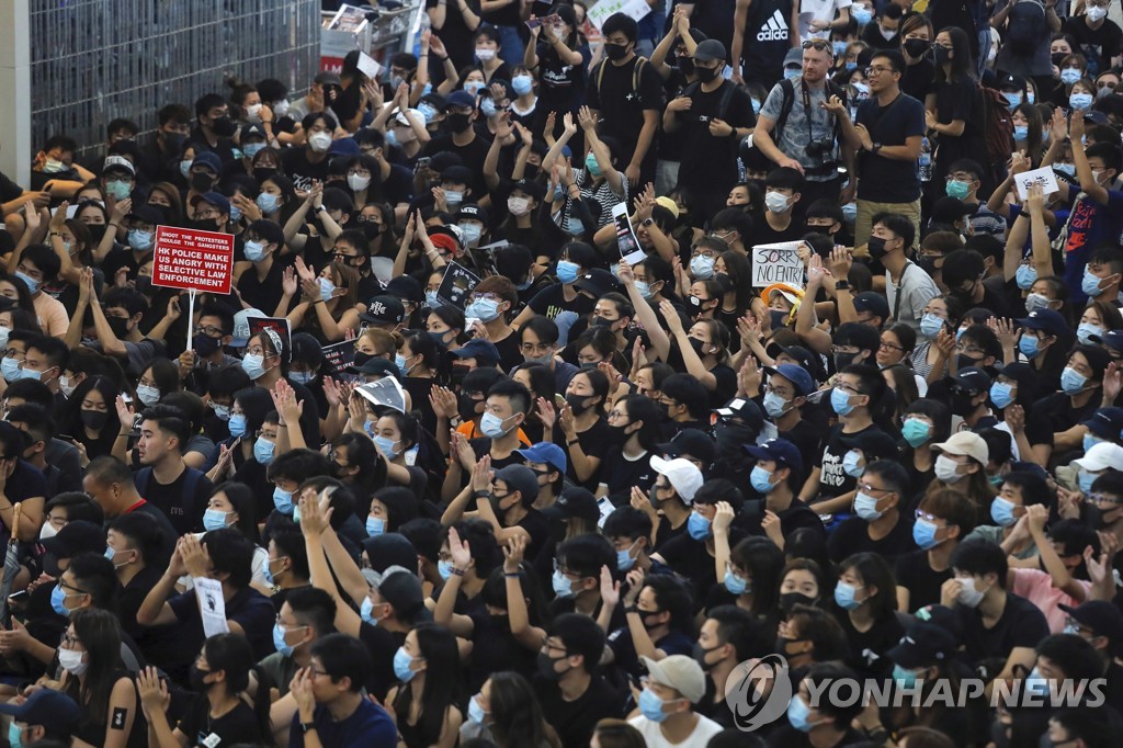 13일 홍콩 국제공항을 점거한 송환법 반대 시위대