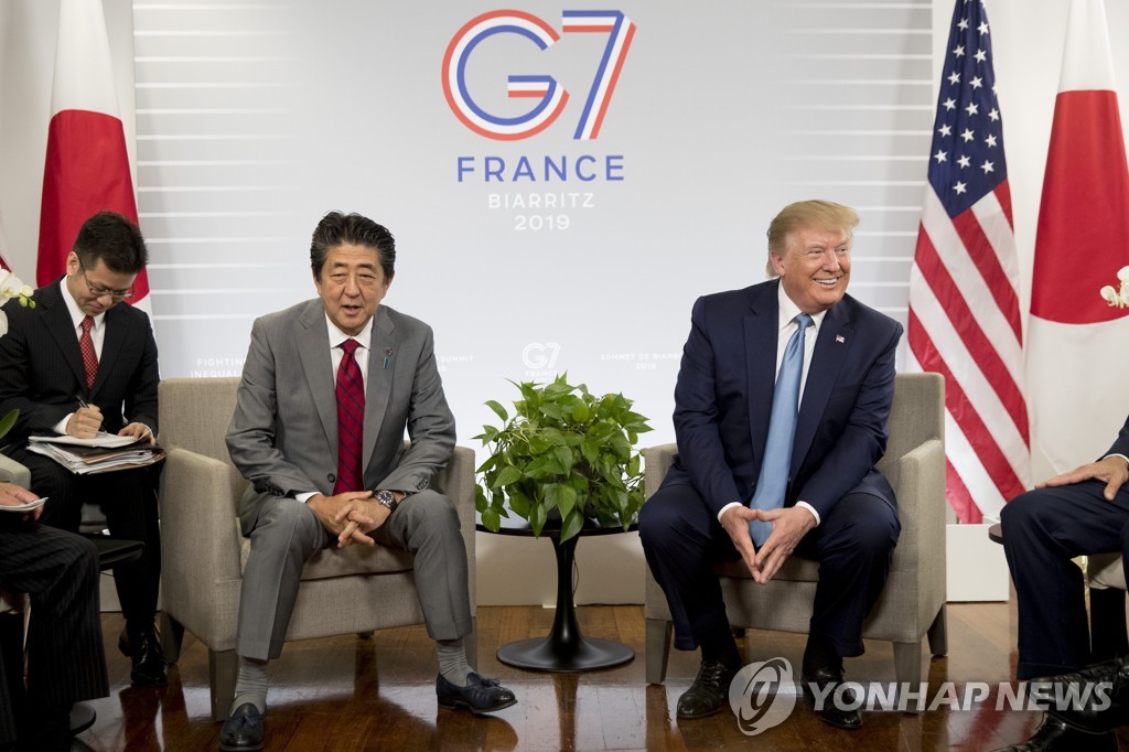 프랑스 G7 정상회담에서 단독 정상회담을 하는 일본과 미국 정상 [AP=연합뉴스] 