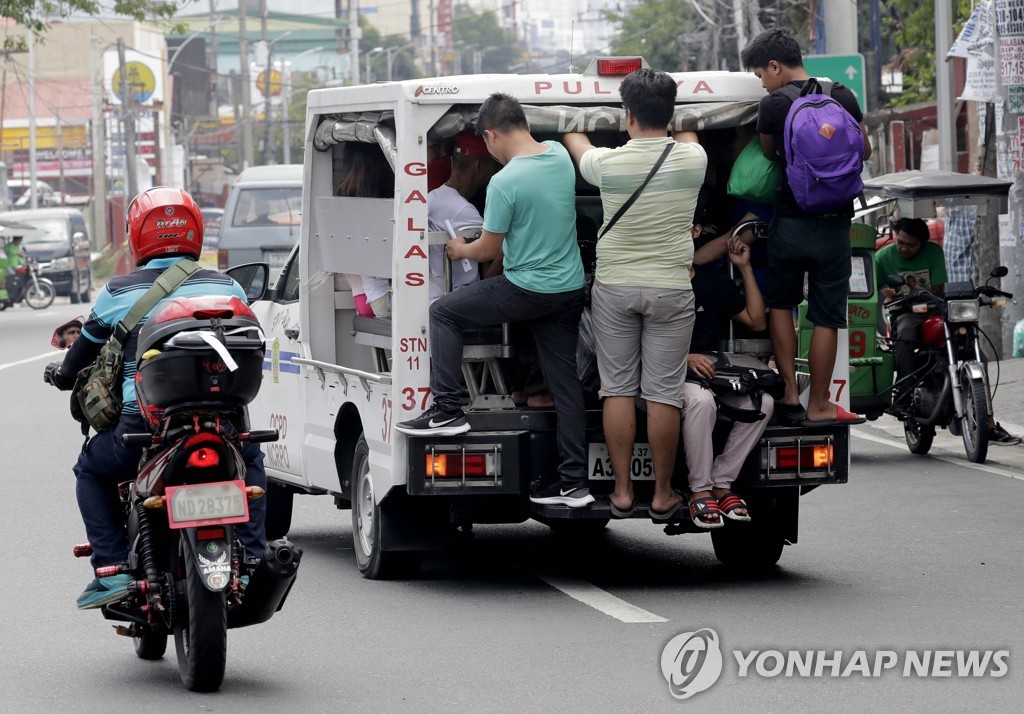 필리핀 지프니 파업으로 경찰 순찰차에 매달려 출근