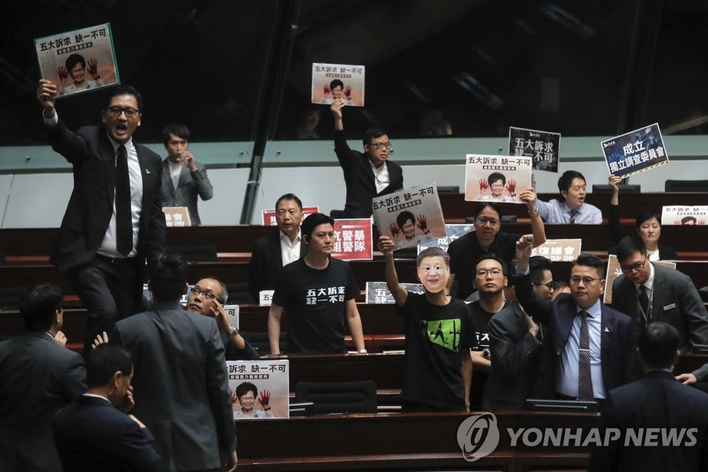 홍콩 행정장관 시정연설에 반발하는 야당 의원들