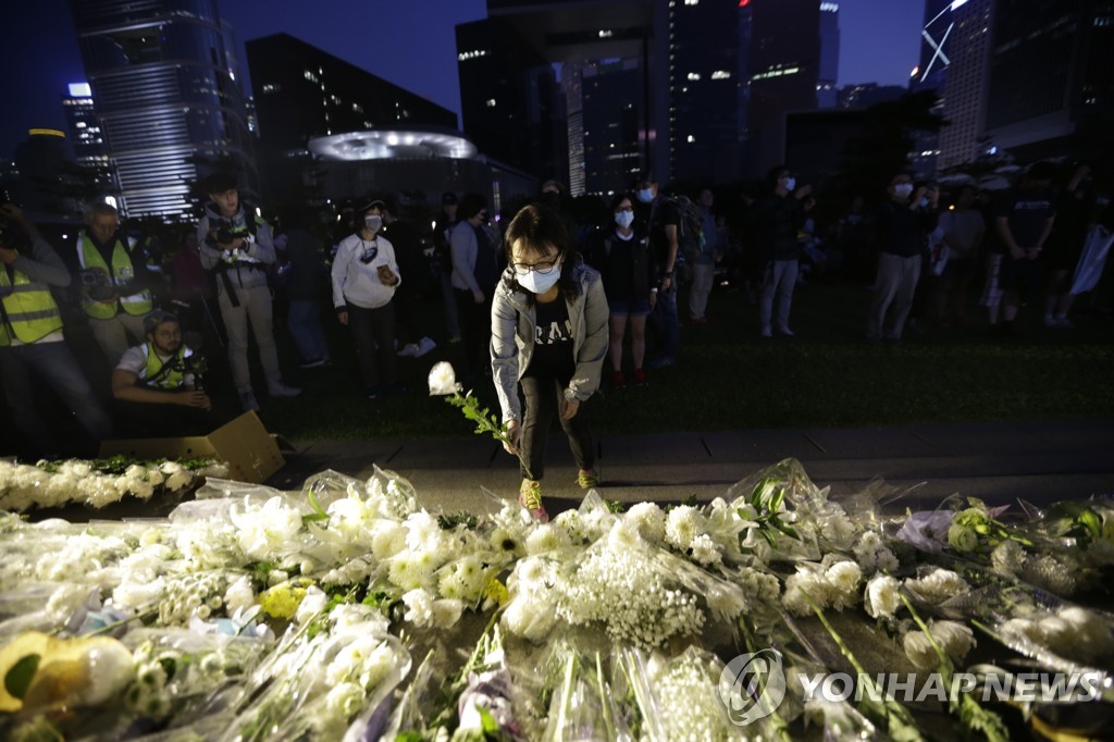 홍콩 시민들 촛불 켜고 '추락 대학생' 추모…진상규명 요구