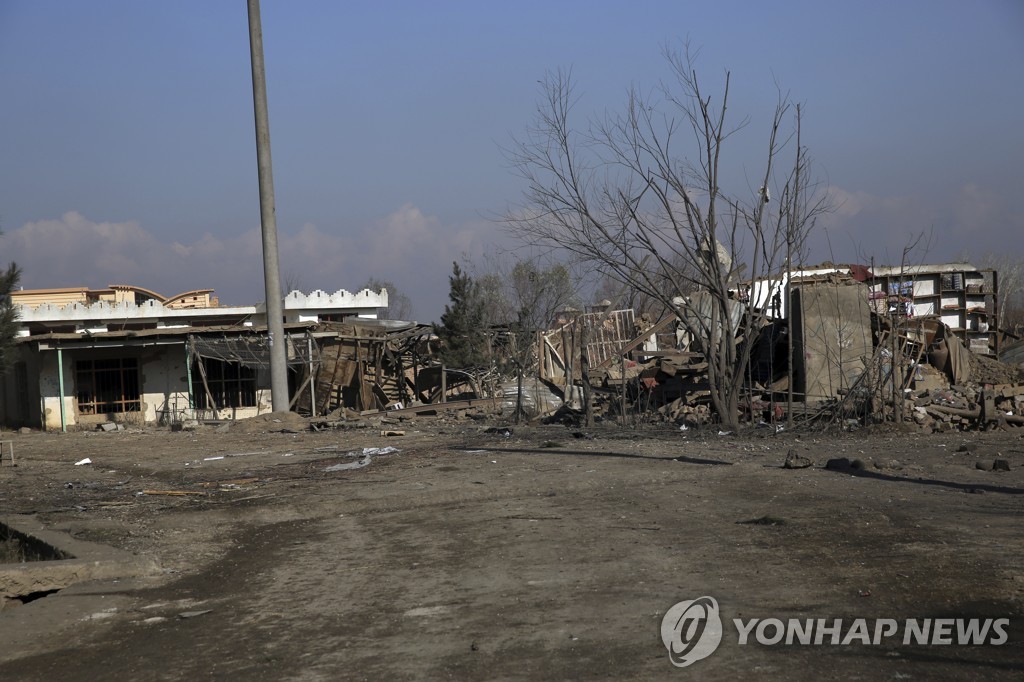 지난 11일 아프간 바그람 공군기지 인근에서 일어난 자살폭탄테러가 무너진 주변 상점들.