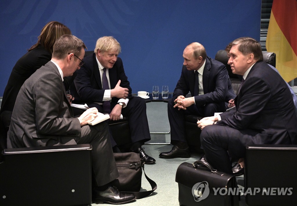 19일 베를린에서 만난 보리스 존슨 영국 총리(가운데 왼쪽)와 블라디미르 푸틴 러시아 대통령(가운데 오른쪽) [AP=연합뉴스] 