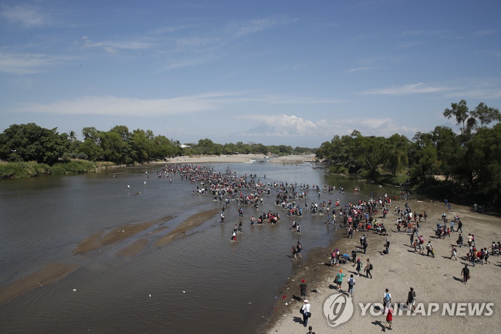 미국행 중미 이민자들, 도보로 강 건너 멕시코 입국 시도