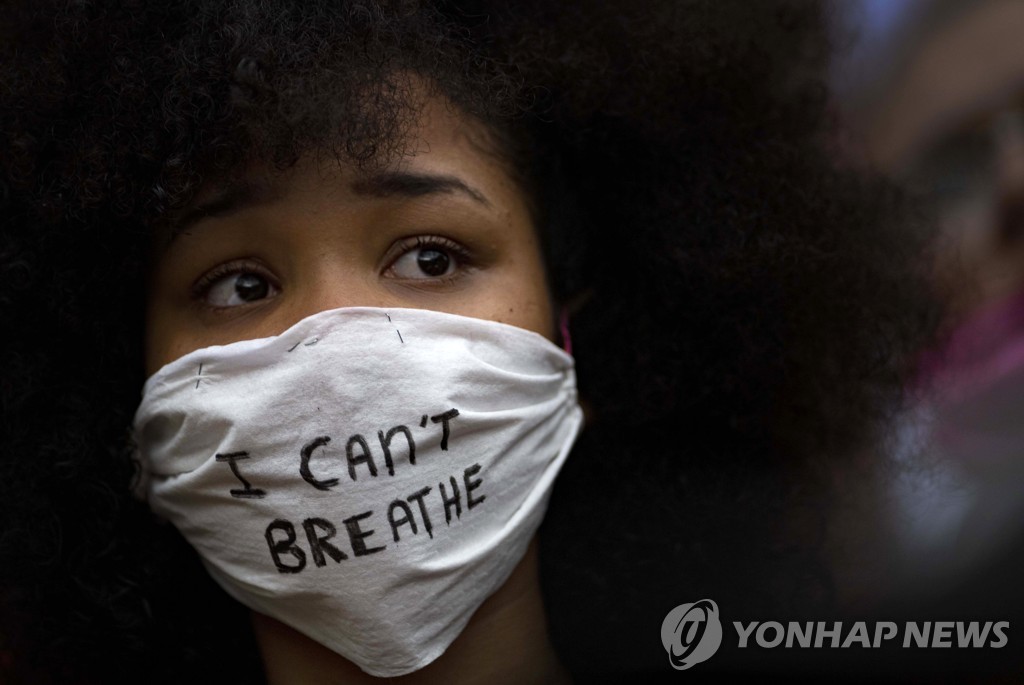 "나는 숨 쉴 수 없다"고 적힌 마스크를 쓰고 시위에 참석한 시민