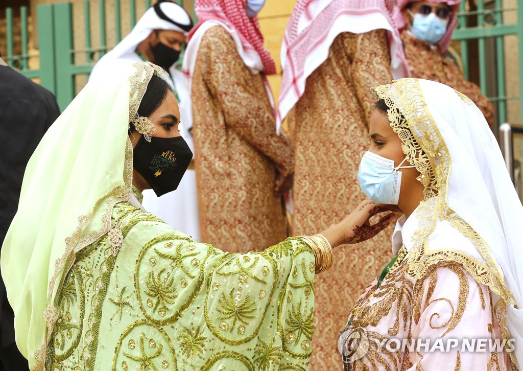 마스크 착용한 사우디 국민들
