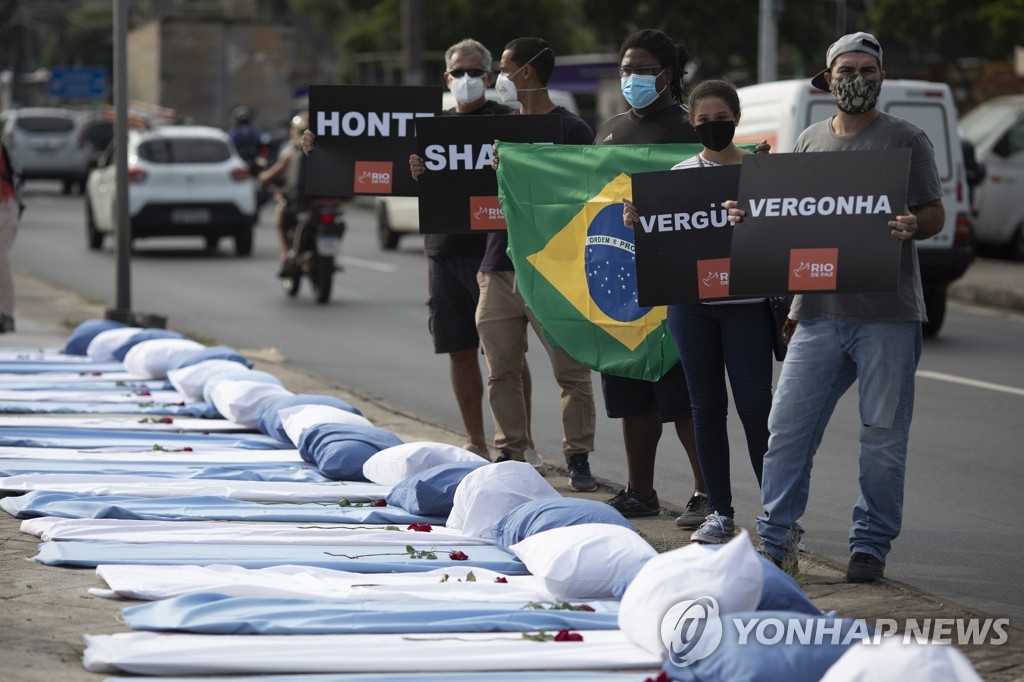 지난달 24일(현지시간) 브라질 리우데자네이루에서 정부의 코로나19 부실 대응에 항의하는 시위대