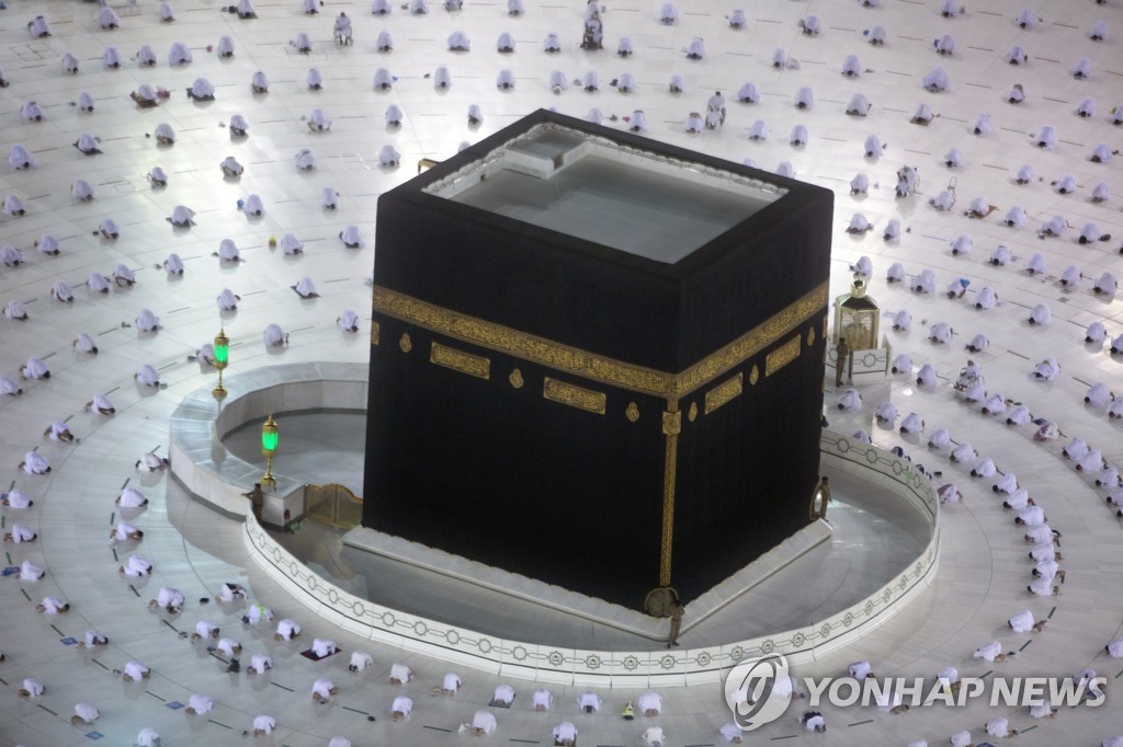 거리두기 속 메카에 모여 기도하는 무슬림들