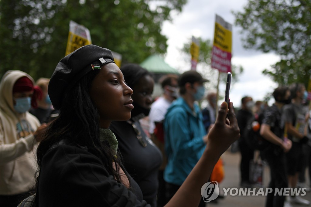 총격으로 중태에 빠진 영국의 흑인 인권운동가 사샤 존슨이 작년 6월 런던의 한 집회에 참석한 모습. [AP=연합뉴스 자료사진] 