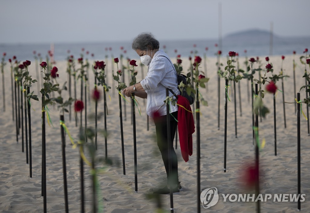 ′해변에 핀 추모 장미′…브라질 코로나19 사망자 50만명