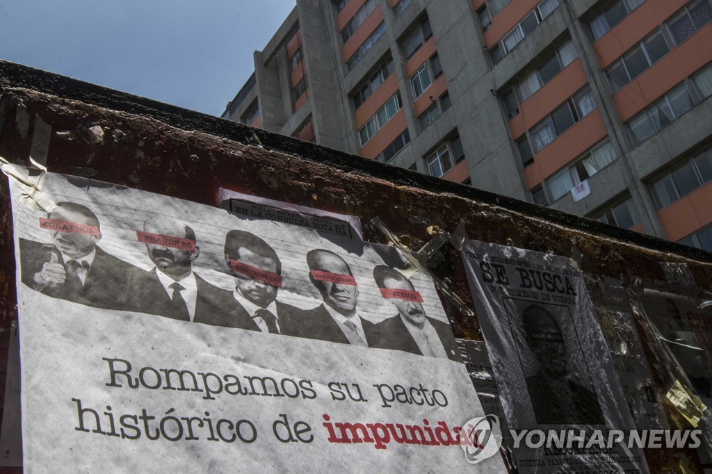 멕시코 전직 대통령 5명의 사진과 함께 국민투표 찬성을 독려하는 배너