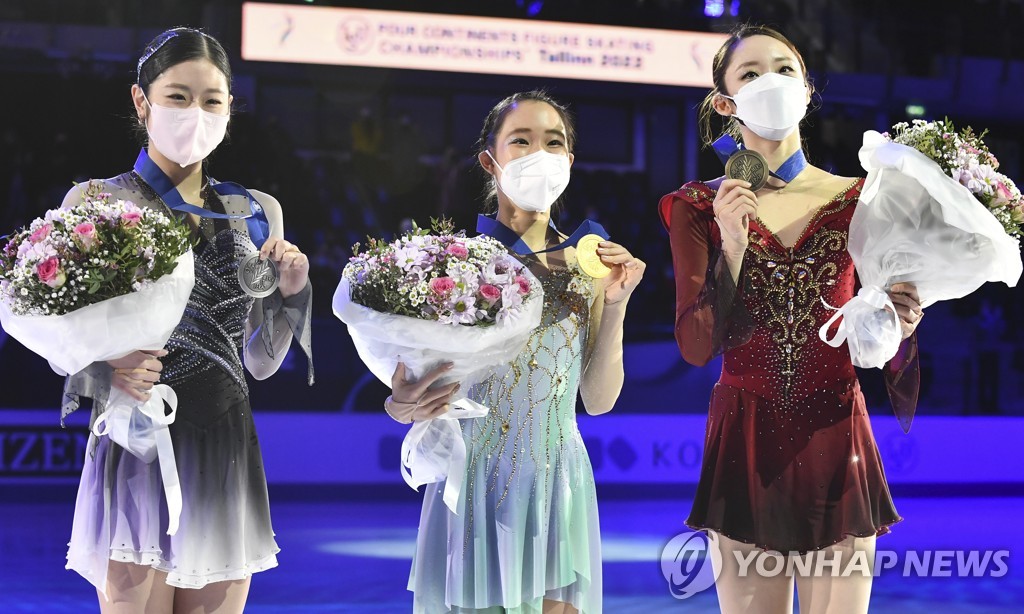 In this Associated Press photo, Lee Hae-in (L) and Kim Ye-lim (R) of South Korea hold up their silver and bronze medals after the women's singles competition at the International Skating Union Four Continents Figure Skating Championships in Tallinn, Estonia, on Jan. 22, 2022. In the middle is the gold medalist, Mai Mihara of Japan. (Yonhap)