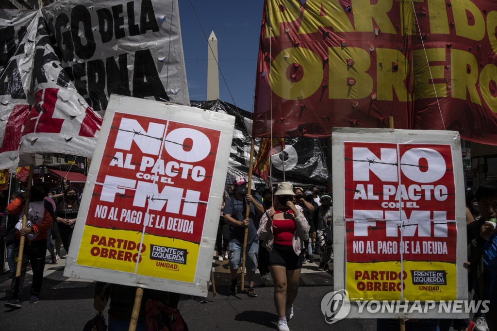 27일(현지시간) 아르헨티나 부에노스아이레스의 IMF 반대 시위