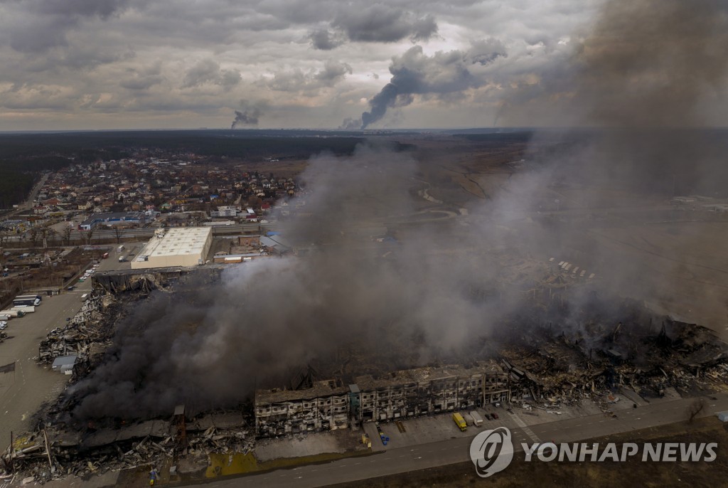 2022년 3월 6일 우크라이나 수도 키이우 인근 소도시 이르핀 시내 공장과 상가 등에서 러시아군의 포격으로 짙은 연기가 솟아오르고 있다. [AP 연합뉴스, 재판매 및 DB 금지]