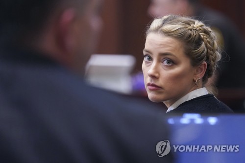 재판 참석한 앰버 허드