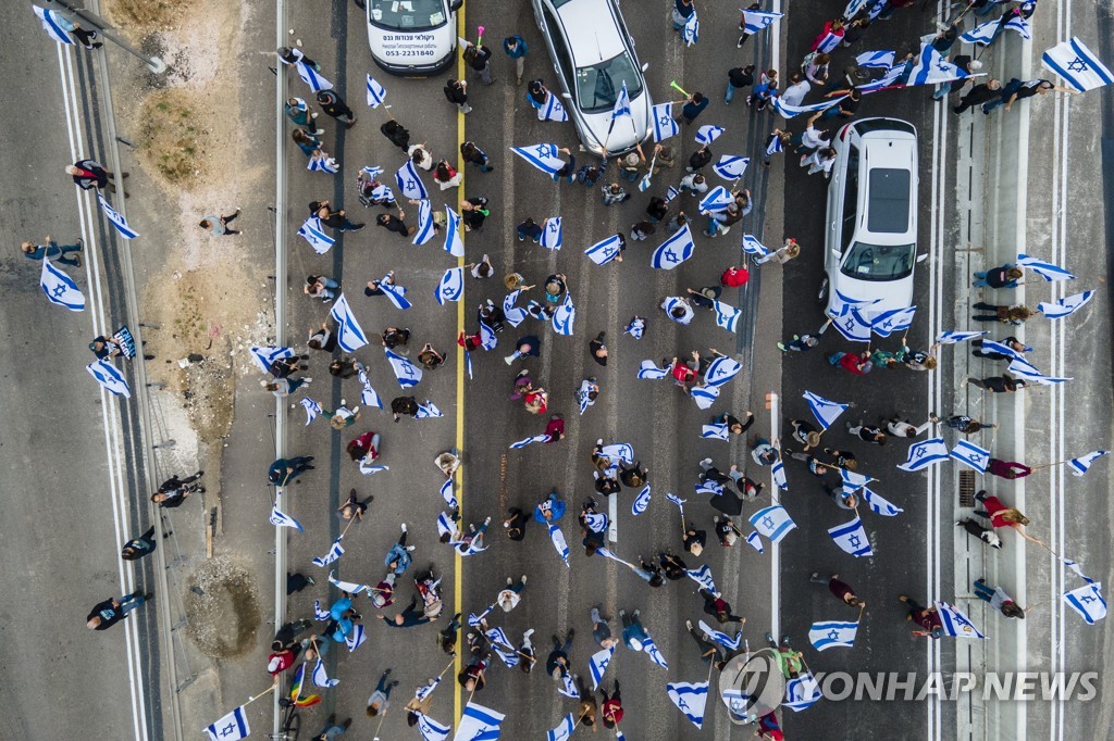 이스라엘 연정의 사법부 무력화에 반대하는 시민들이 도로를 봉쇄한 채 시위를 벌이고 있다.