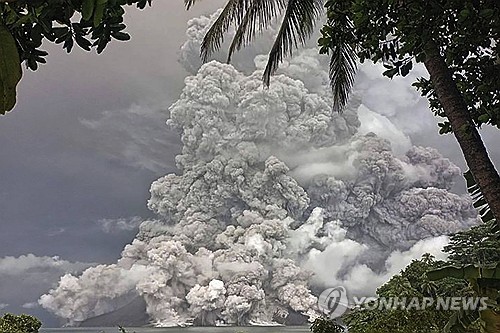 인니 루앙 화산 8일만에 또 폭발…"화산재 5천m 치솟아"