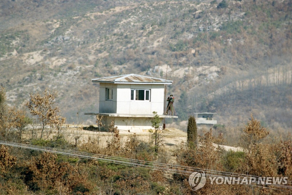 판문점 군사분계선 너머 북한군 초소에서 북한군이 망원경으로 남측지역을 감시하고 있다.(연합뉴스 자료사진)