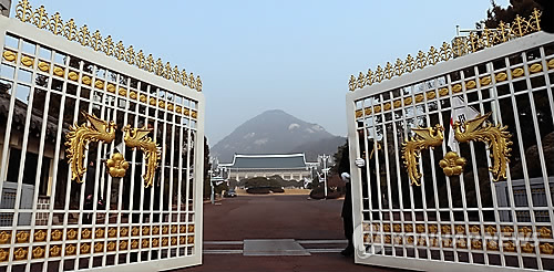 청와대 봉황 정문 본관
