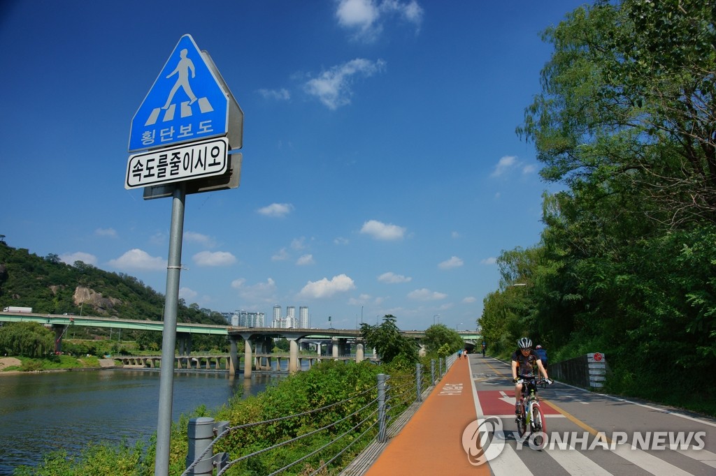 중랑천변 자전거도로 (연합뉴스 자료사진)
