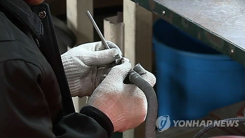 '보호 사각지대' 비정규직 노조 가입 정규직 1/6 불과 - 1