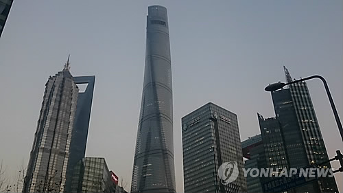 중국의 경제발전을 상징하는 상하이 고층 빌딩