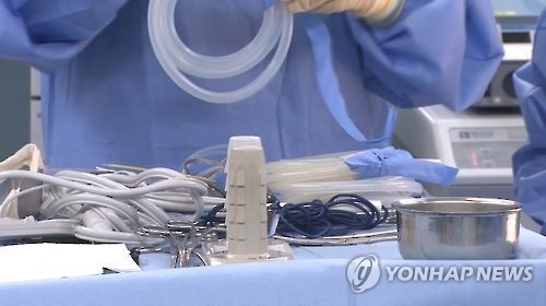 병원장 퇴근하면 총무과장이 마무리 봉합수술 - 1