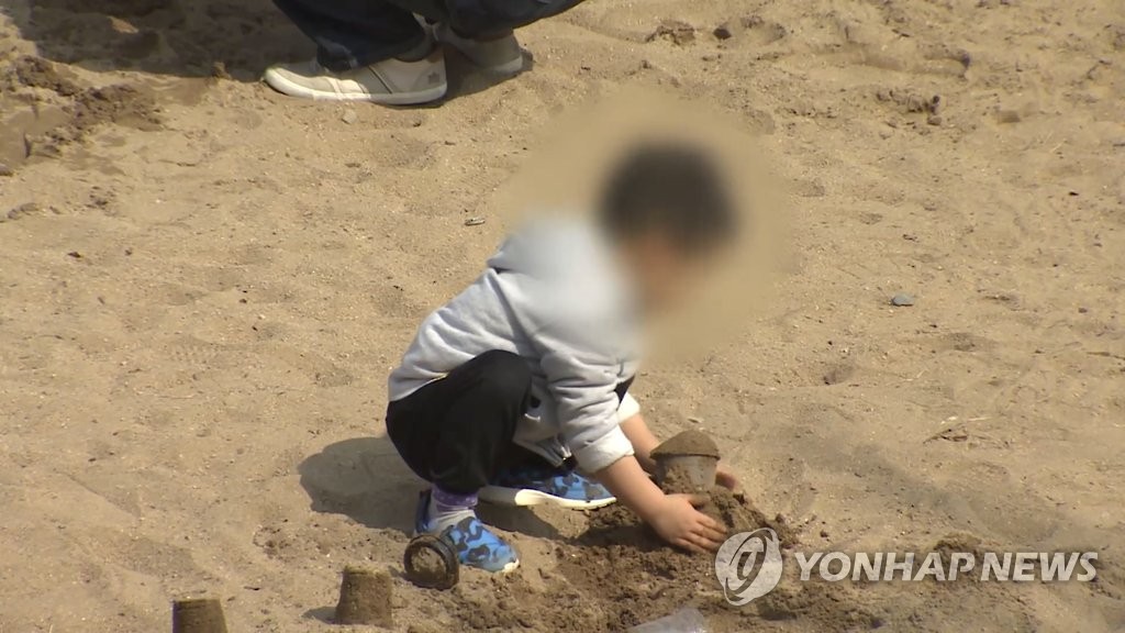 놀이터 혼자 노는 아이