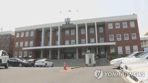 검찰 '공사 비리의혹' 前 부안군수 자택 압수수색 - 1