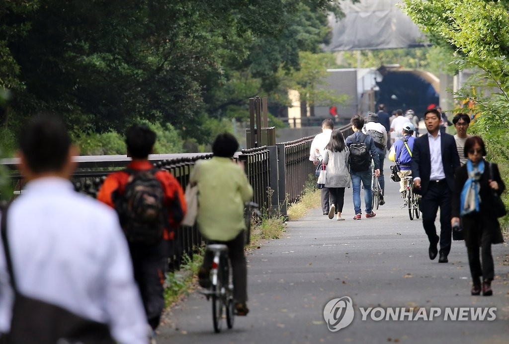 도쿄의 샐러리맨 출근길 풍경