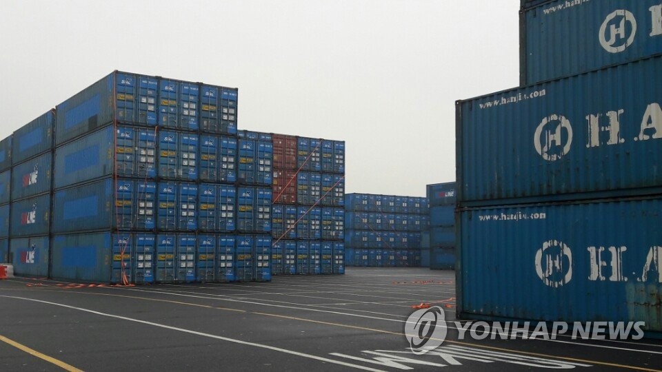 한진해운 로고 지운 자리에 SM상선 로고 붙은 컨테이너들