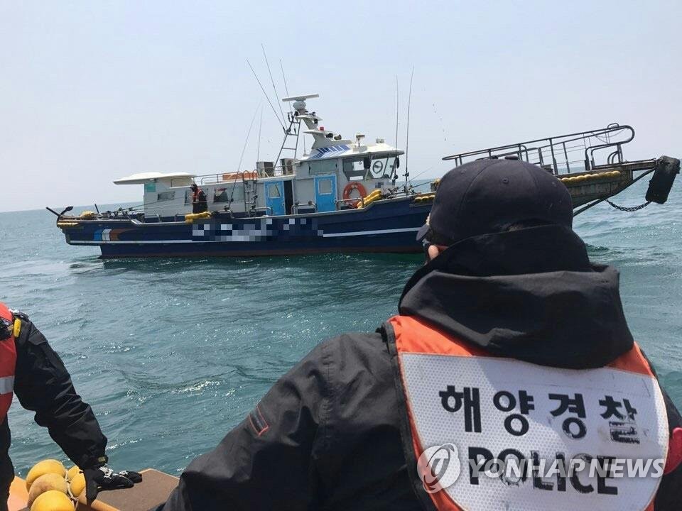 낚시어선 안전위반 행위 단속에 나선 해경
