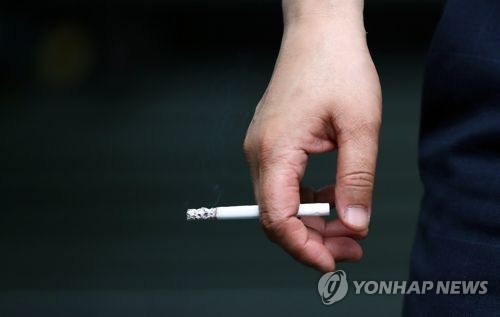 흡연하는 시민들