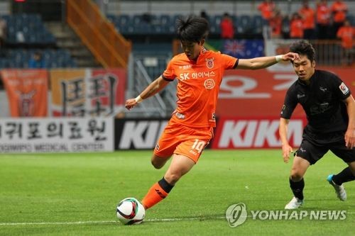 제주에서 등번호 14번을 달고 뛰던 시절의 윤빛가람