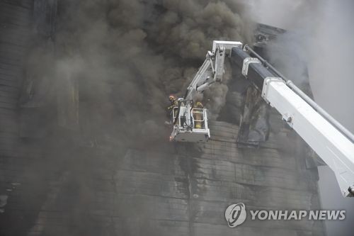 대형 화재 진압하는 소방관들