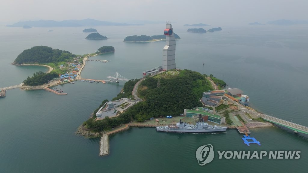 경남 창원시 진해해양공원과 우도 전경.