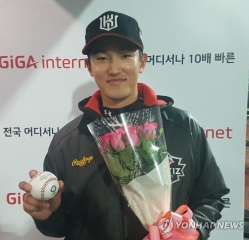 첫 선발승 공 받고 기뻐하는 고영표