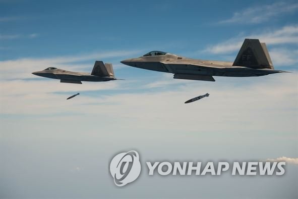 정밀유도폭탄을 발사하는 미국의 F-22기