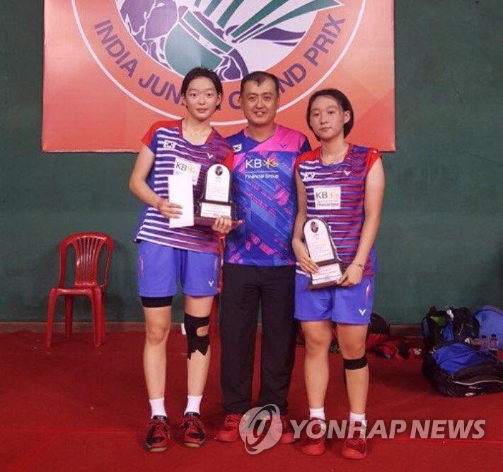 배드민턴 김민지(왼쪽), 성아영 선수와 김학균 감독(중앙)