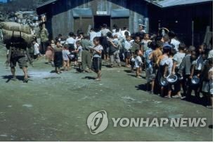 6·25 당시 부산 우암동 피란민촌 어린이(서전병원 사진전 출품작)