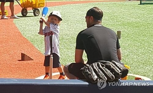 아들 이튼과 야구연습 중인 LG 허프