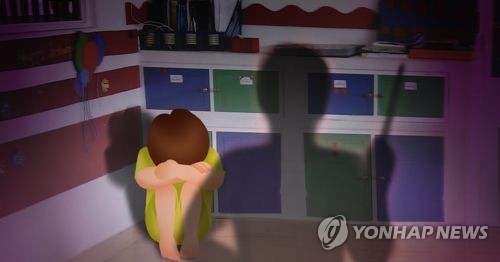 어린이집 아동학대, 남성교사에게 맞는 아이 (PG)